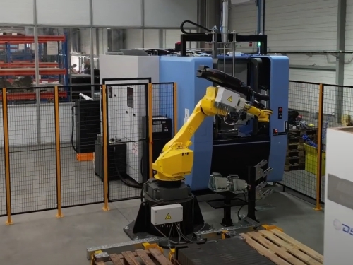 Double-pallet horizontal machining centre enhanced by an industrial robot
